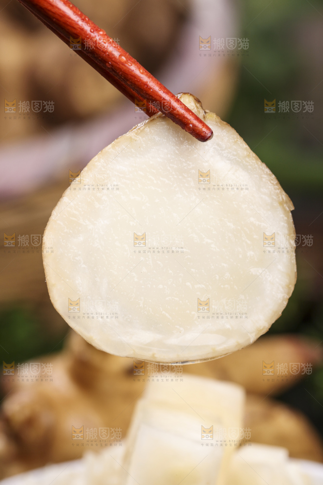 深底上的地姜片