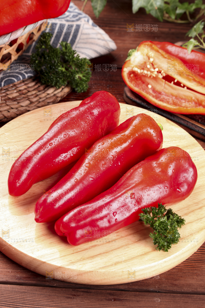 木板上摆放着山东红辣椒