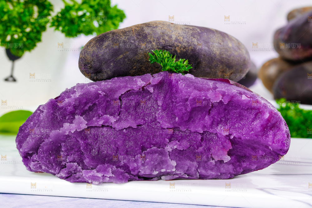 石板上的花青素紫土豆