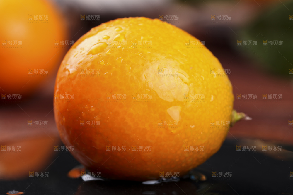 石板上的脆皮金桔