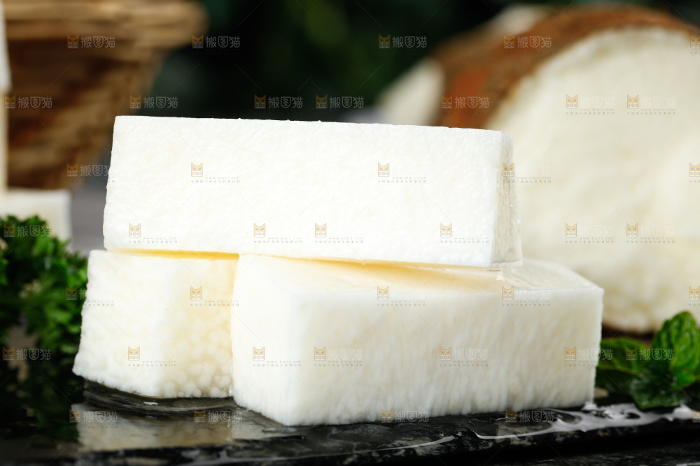 石板上的新鲜山药