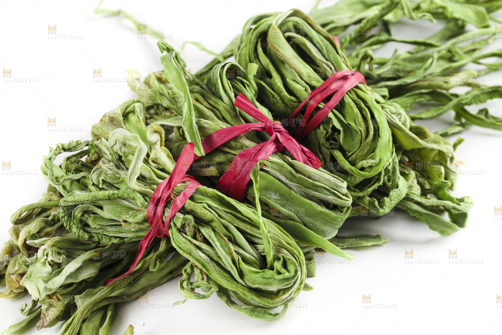 白底上放着干苔菜