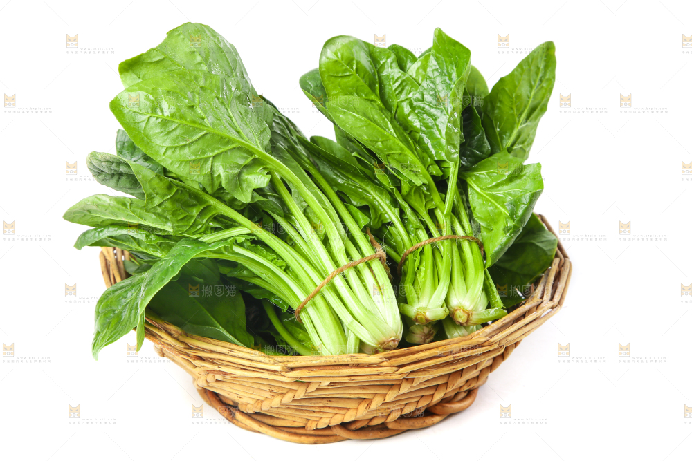 白底上放着菠菜