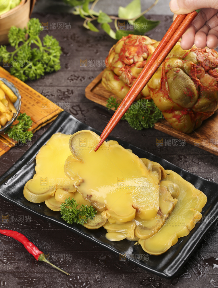 筷子上夹着榨菜条
