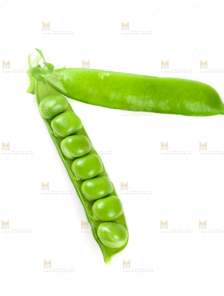 剥开的新鲜豌豆放在白底上