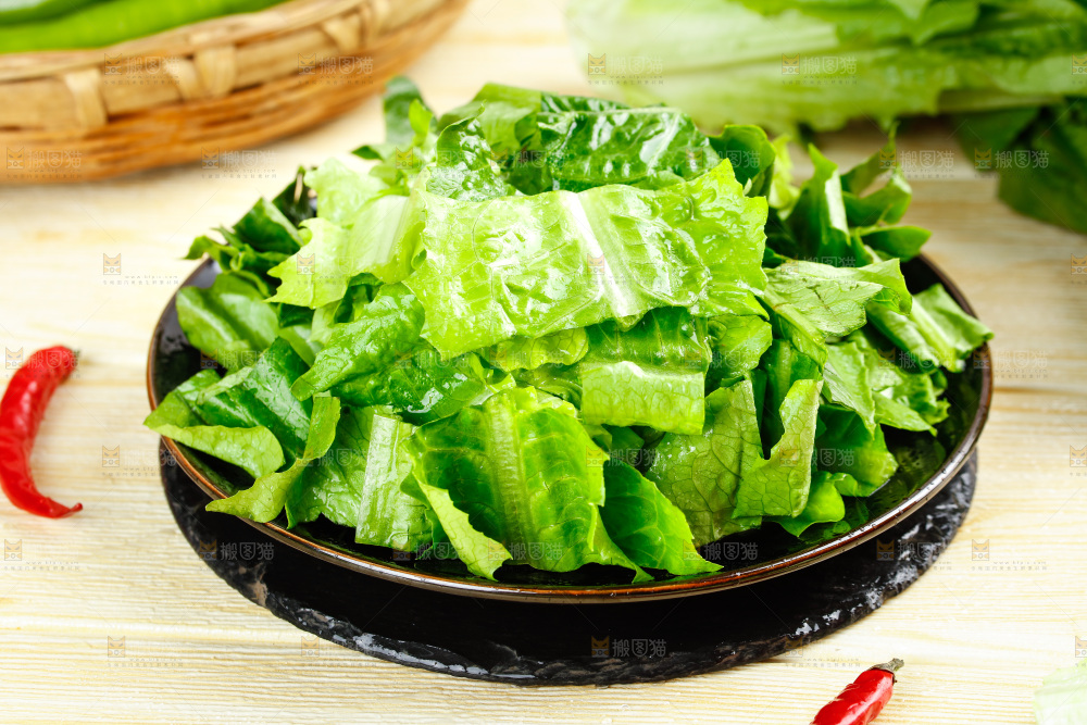 黑石板上放着新鲜油麦菜