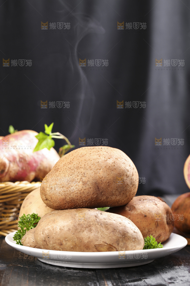木板上放着云南红心土豆