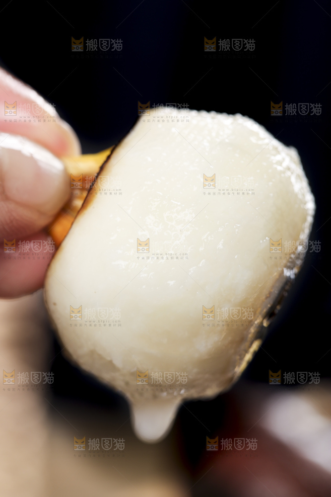 手里拿着菩荠