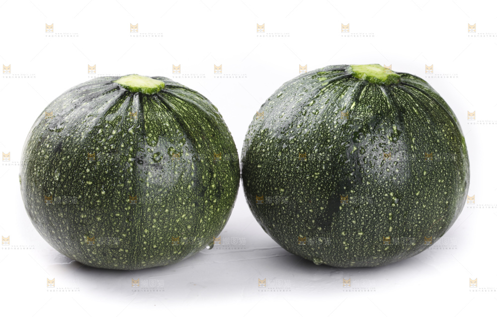 白底上摆放着花皮小南瓜