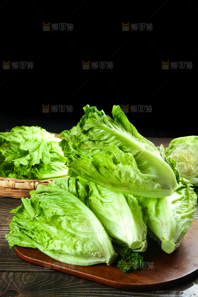木板上放着新鲜生菜