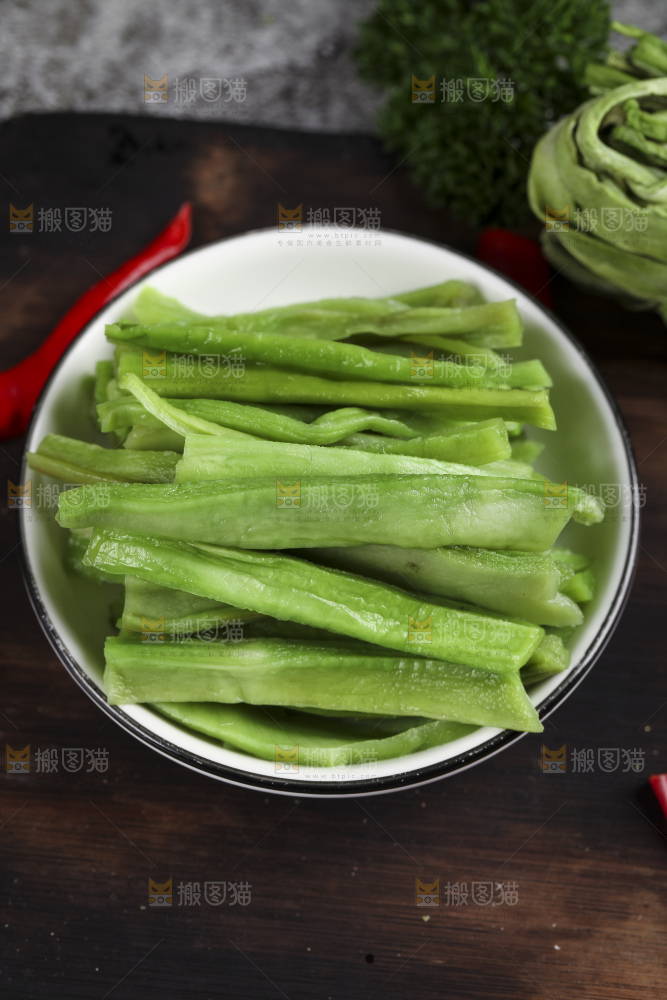 盘子里放着无叶贡菜