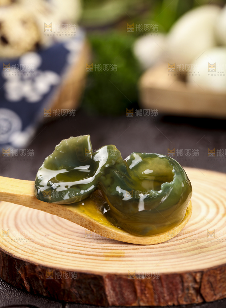 木板上的溏心小皮蛋
