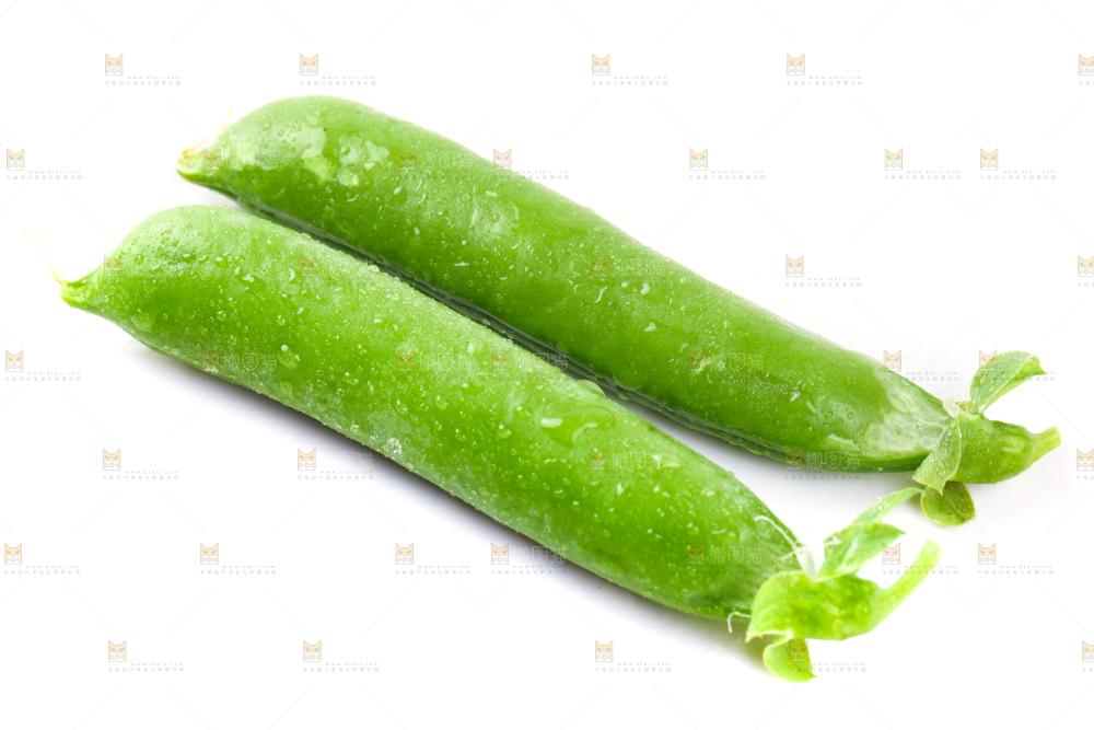 白底上的新鲜豌豆