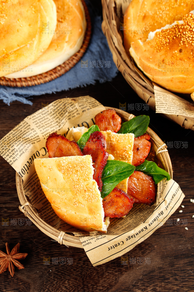 盘子里装着烧饼夹肉