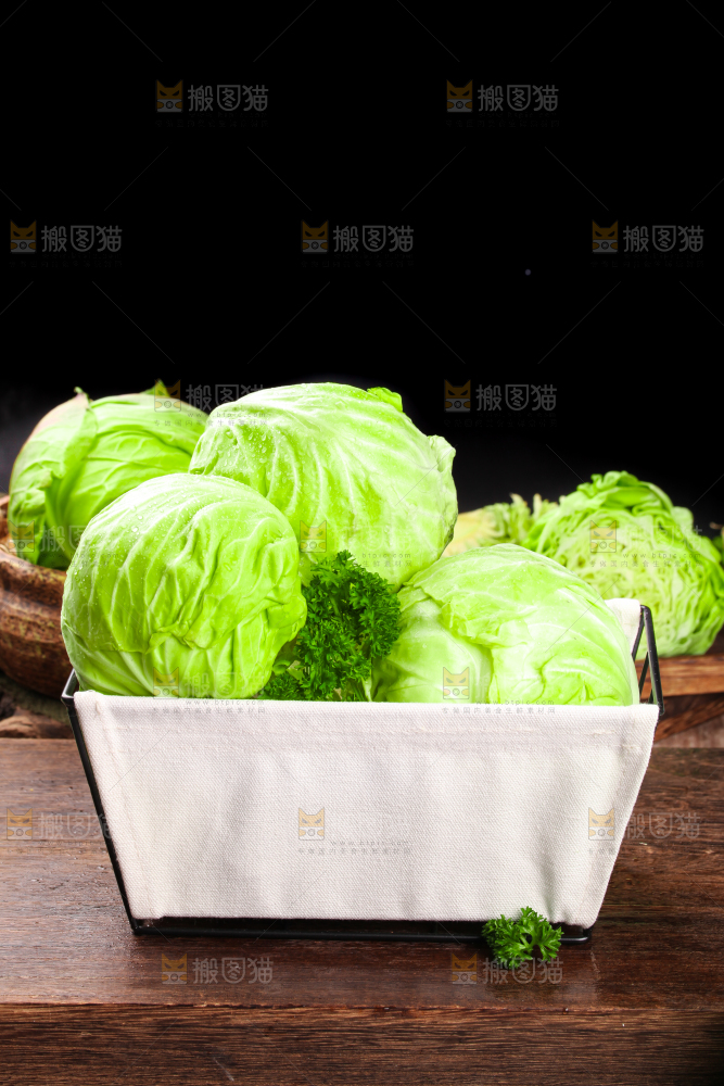黑底上放着绿甘蓝