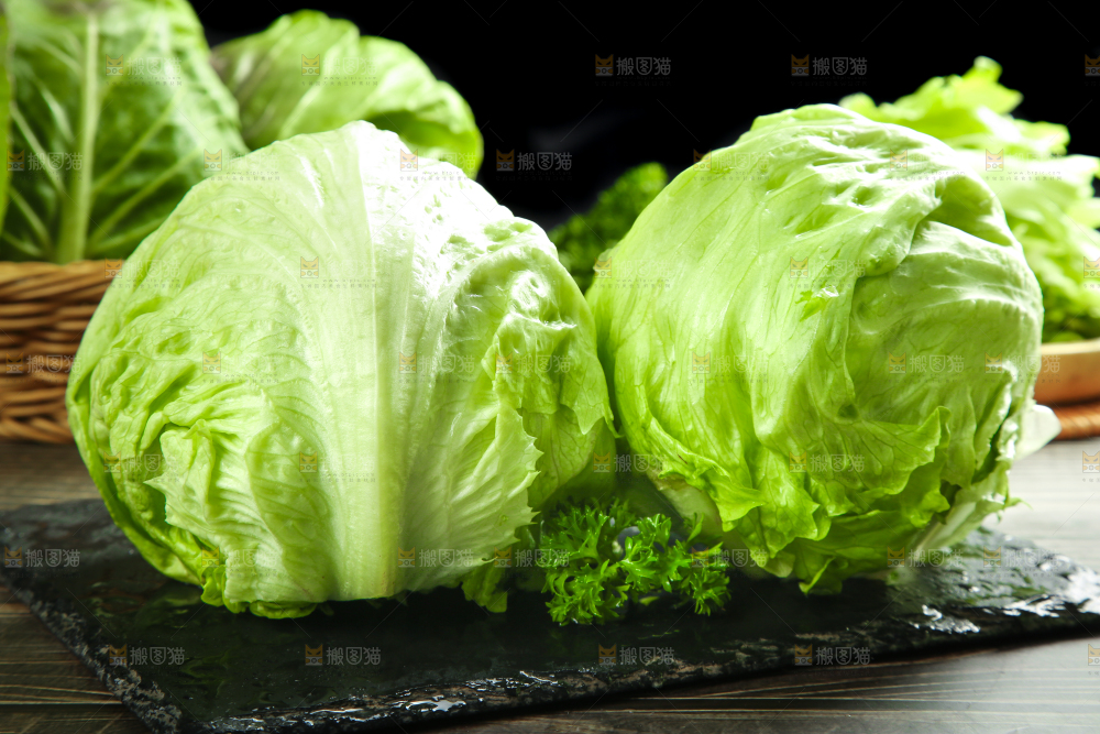 黑石板上放着圆生菜