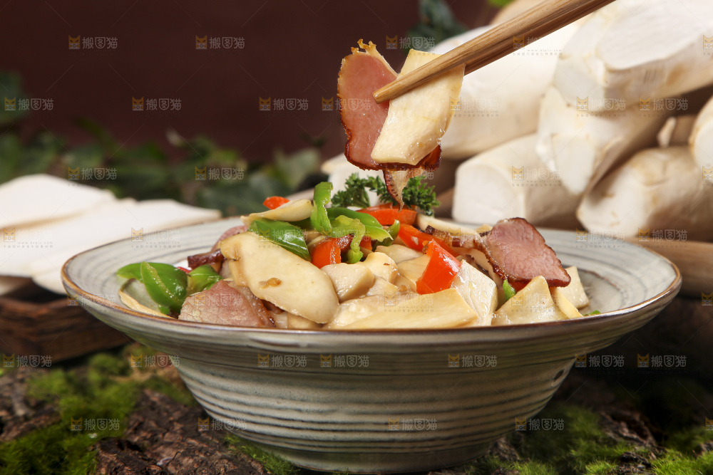 盘子里的杏鲍菇炒肉