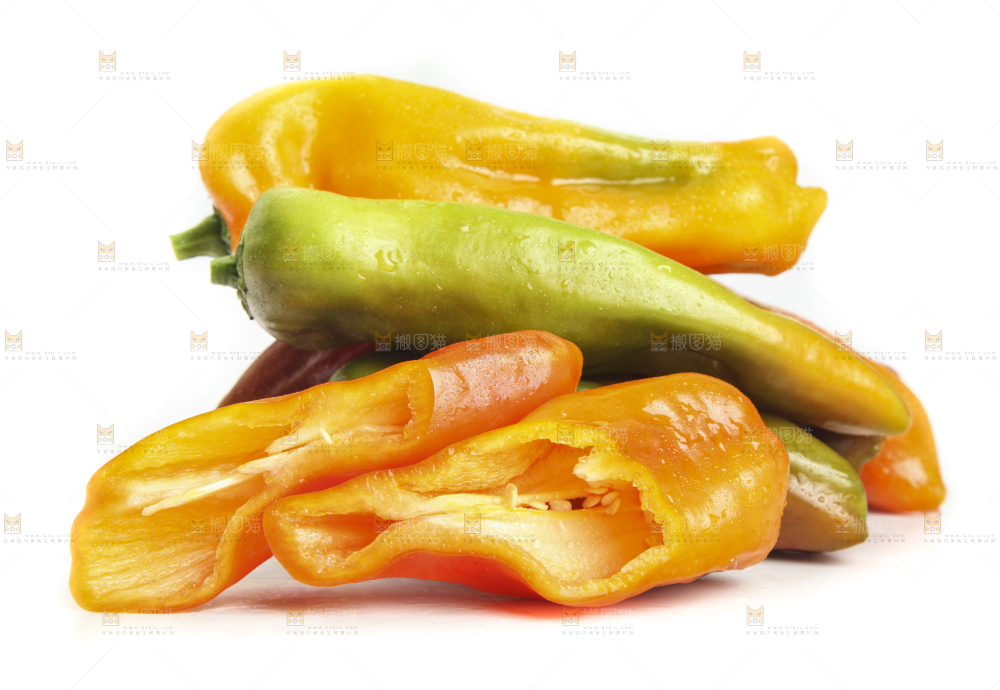 白底上的彩色辣椒