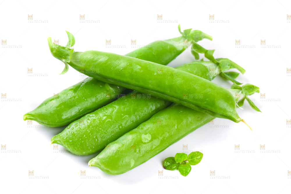 白底上放着一堆豌豆