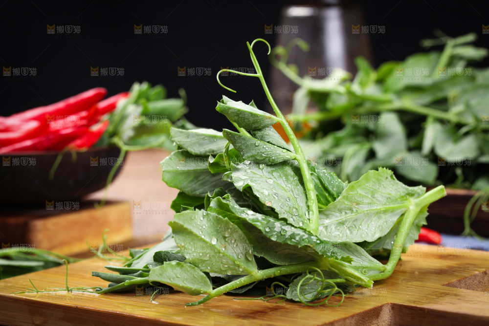 木板上放着豌豆苗
