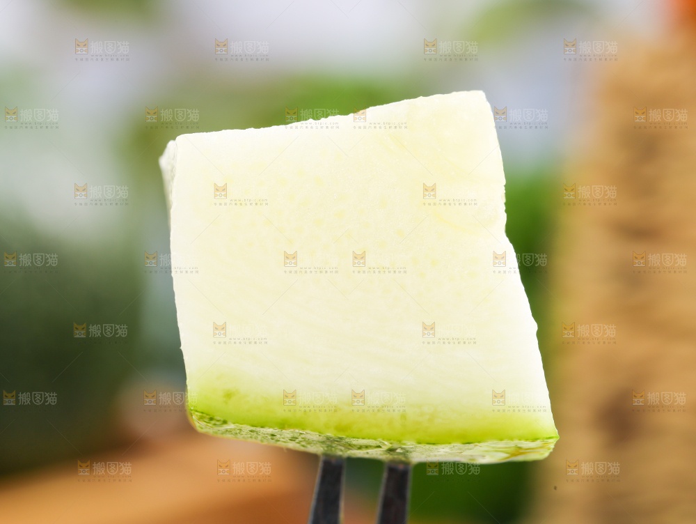 木板上放着切开的南瓜