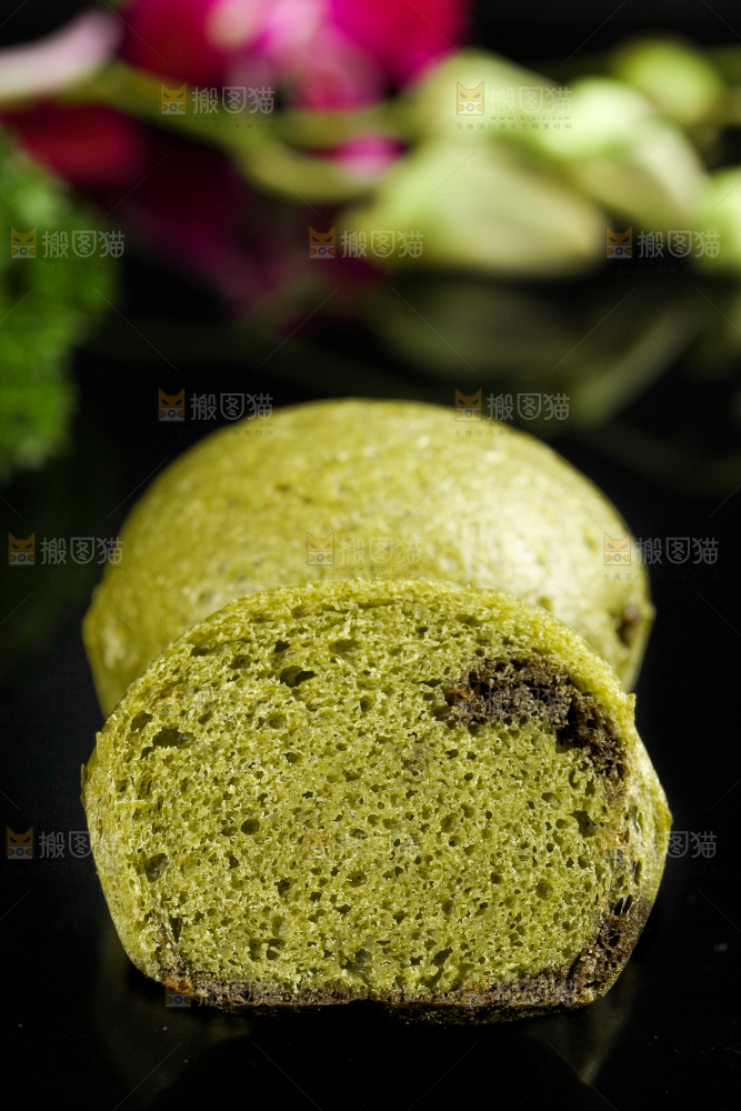 石板上放着抹茶巧克力马拉糕