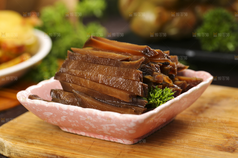木板上放着咸菜条