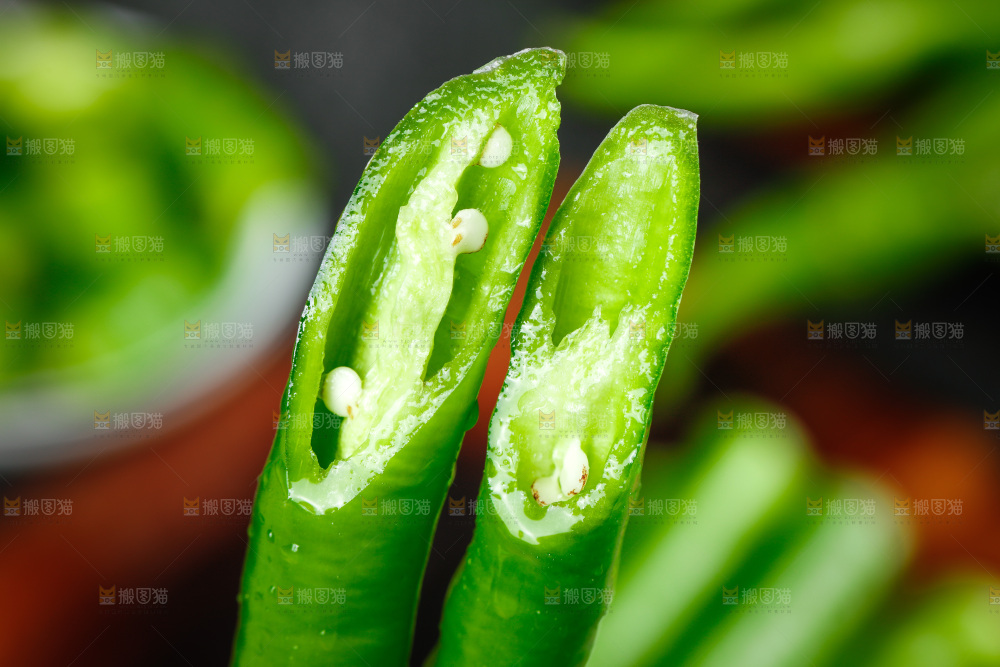 手里拿着二荆条辣椒