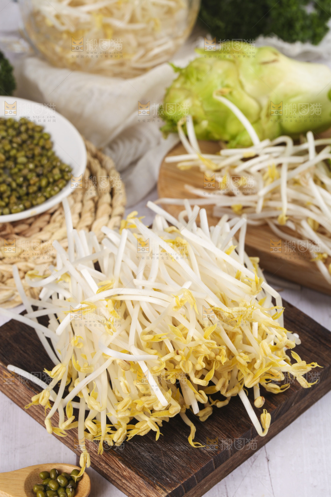 盘子里装着绿豆芽