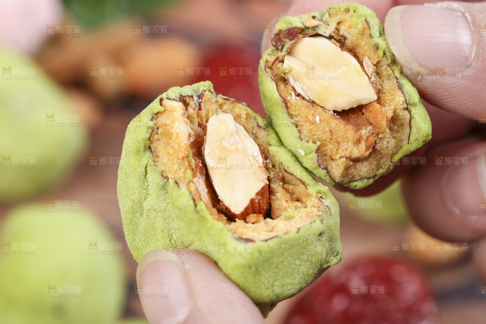 手拿掰开的抹茶味夹心奶枣