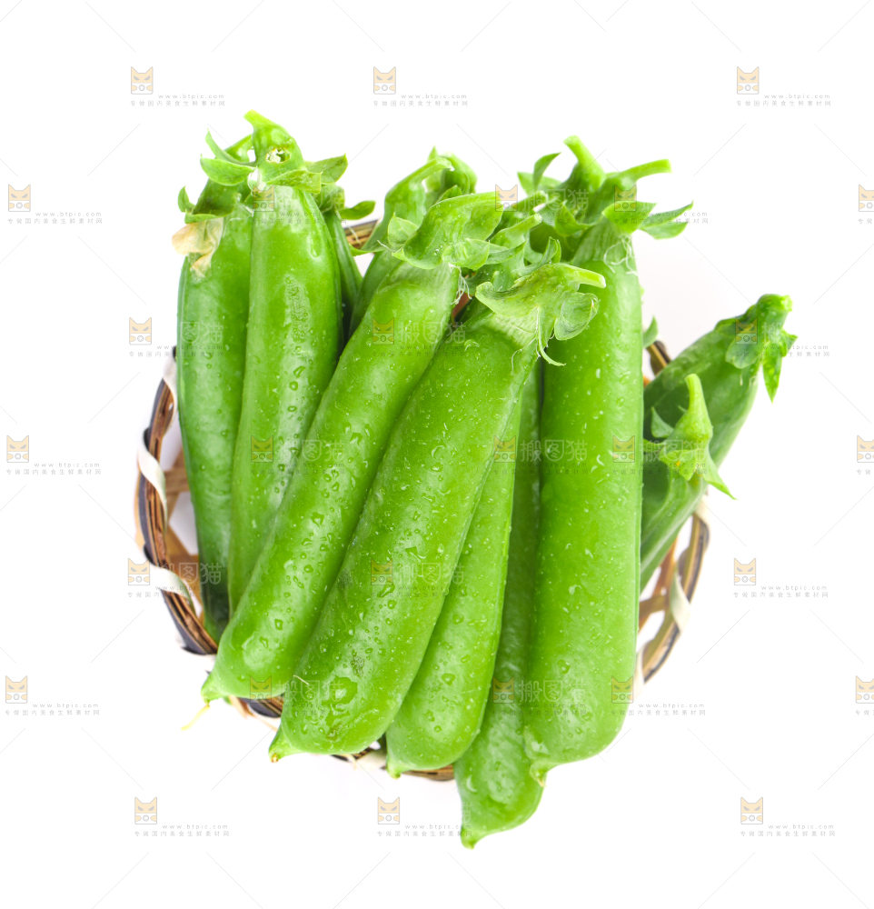 一筐新鲜豌豆放在白底上