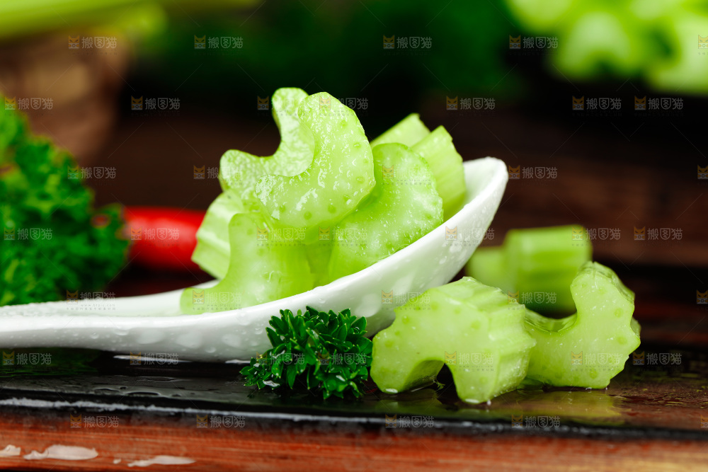 黑石板上的西芹丁