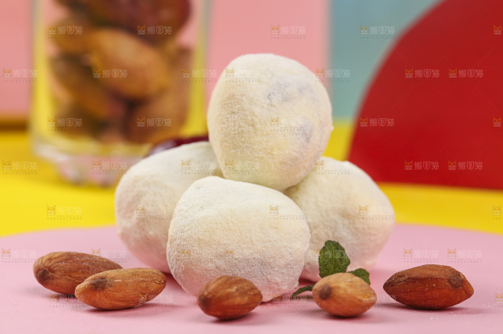 切开的夹心奶枣放在浅底上