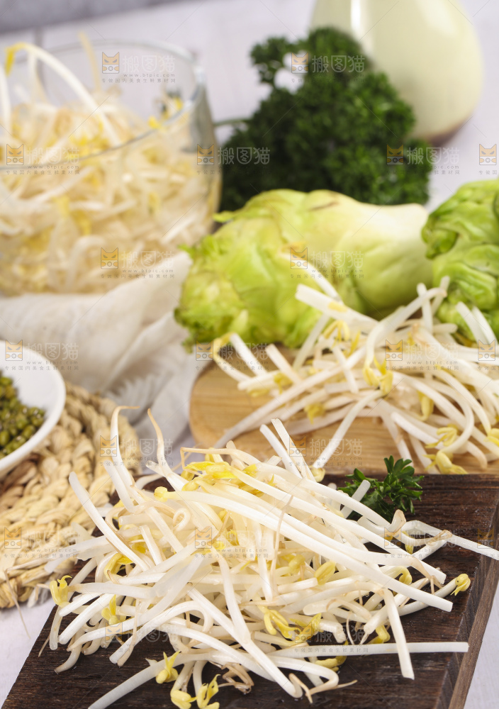 木板上的嫩豆芽