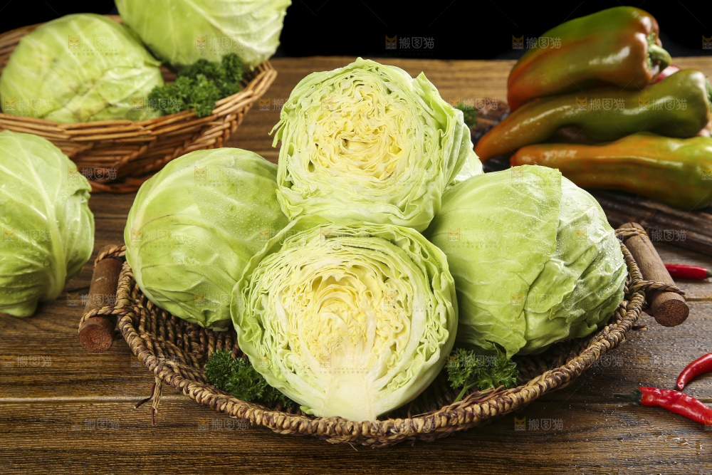 木底上放着一盘孢子甘蓝
