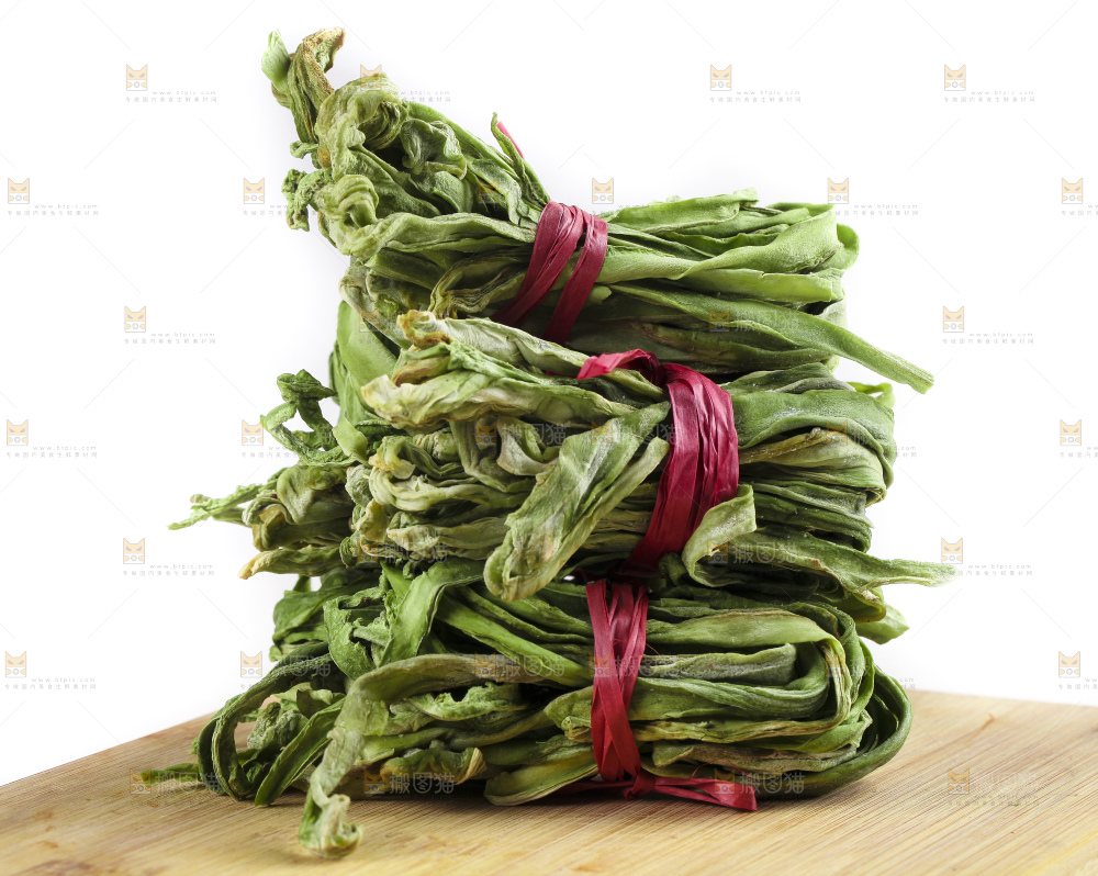 白底上放着干苔菜