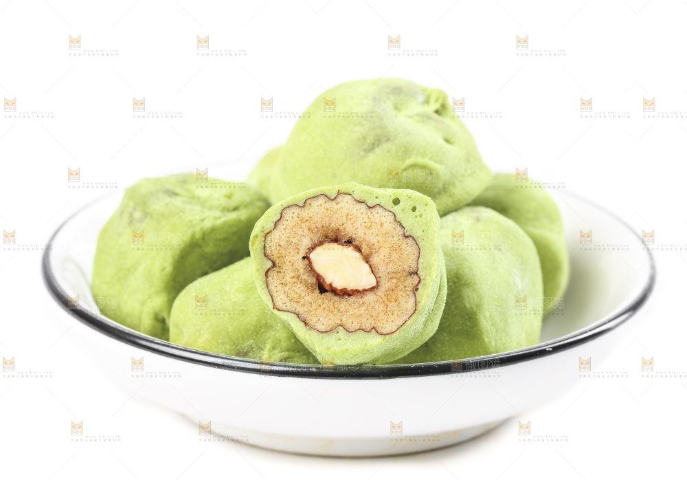 一碟抹茶味奶枣放在白底上