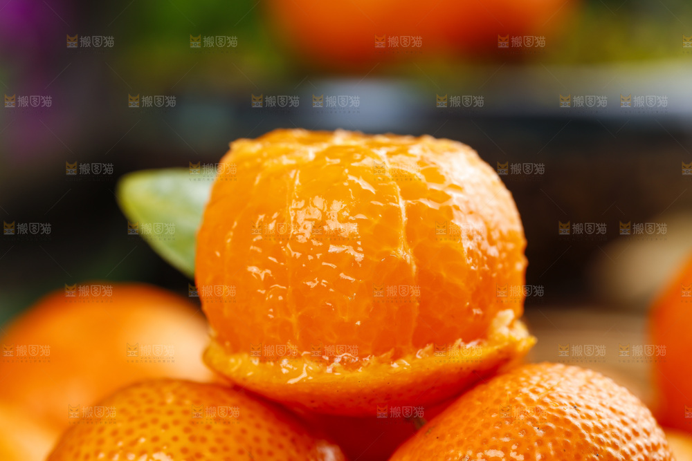 草地上削皮的砂糖橘