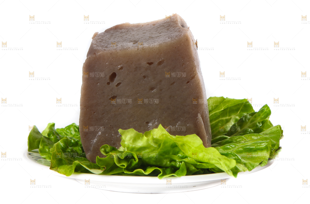 白底上放着一盘魔芋豆腐