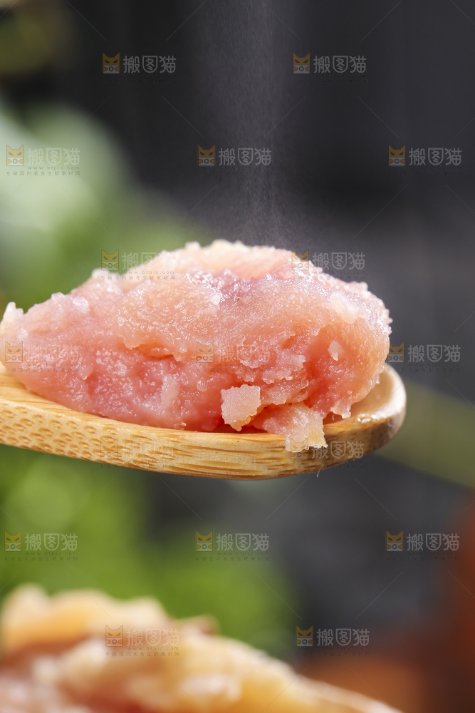 勺子里装着红心土豆果肉