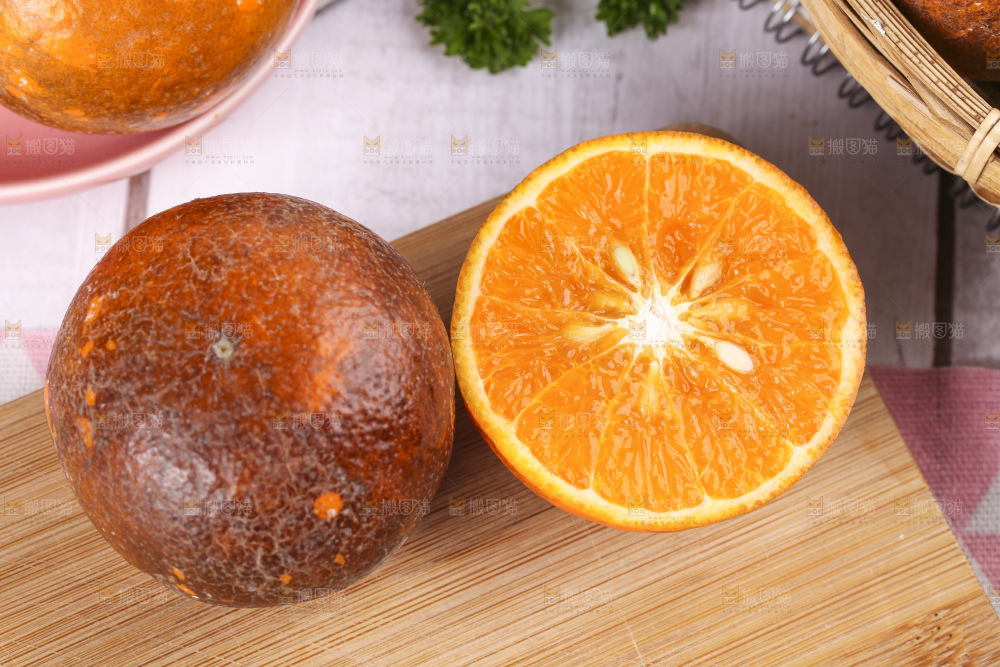 木板上的新鲜乌柑