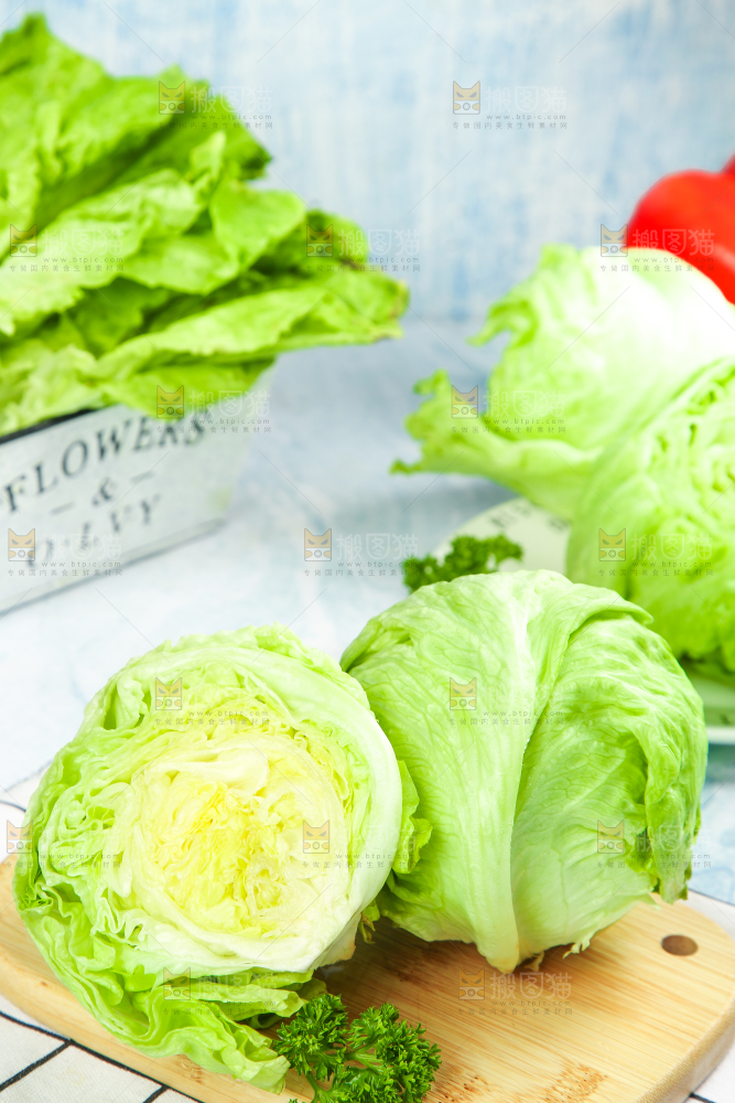 木板上的球形生菜