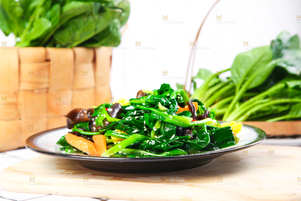 盘子里装着炒菠菜