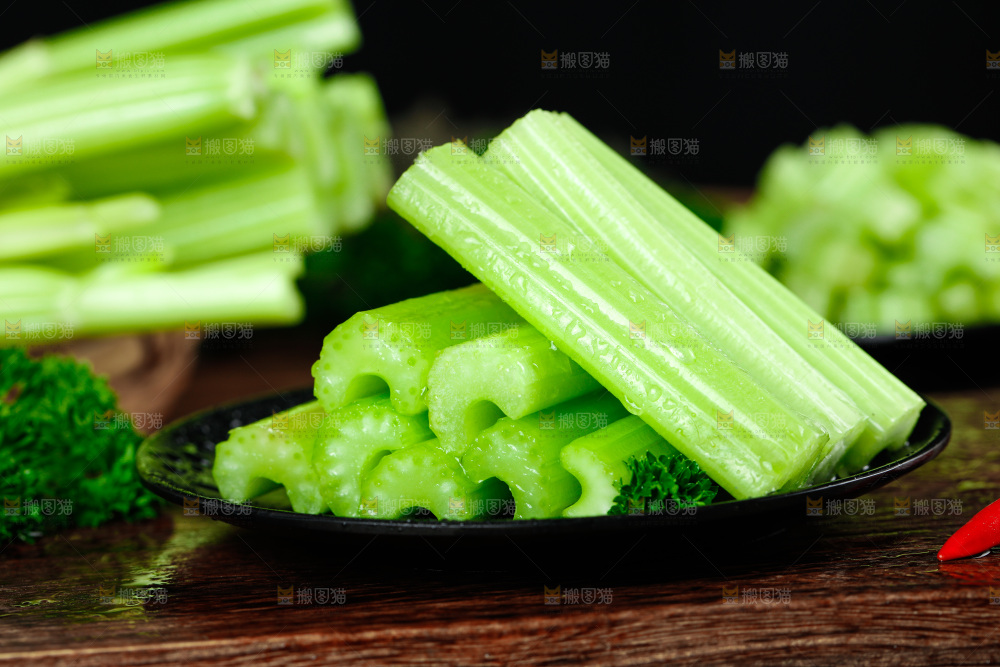 深底上放着洋芹菜