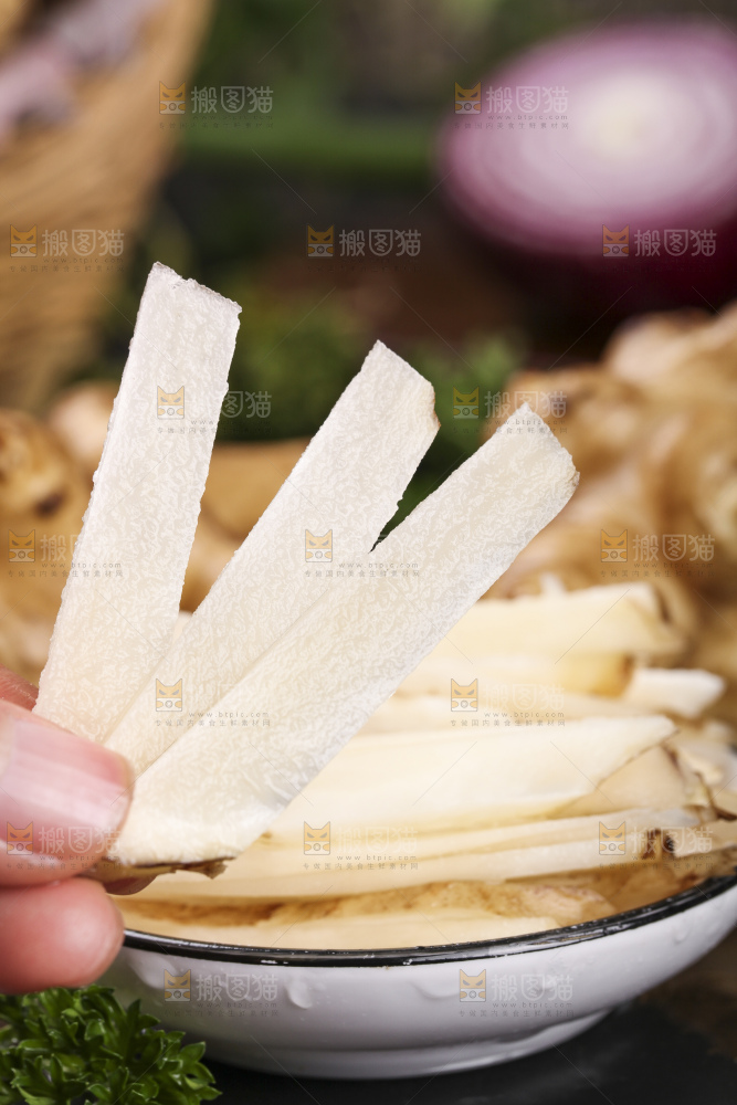 深底上的地姜片