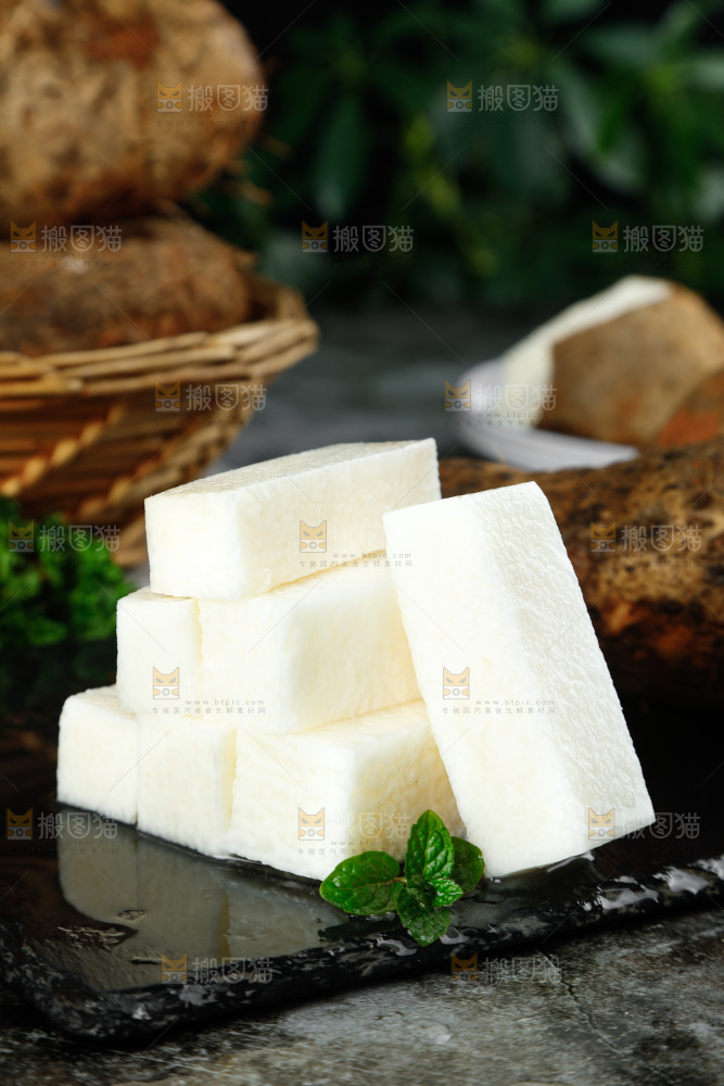 石板上的新鲜山药