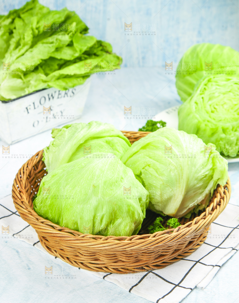 篮子里放着圆生菜