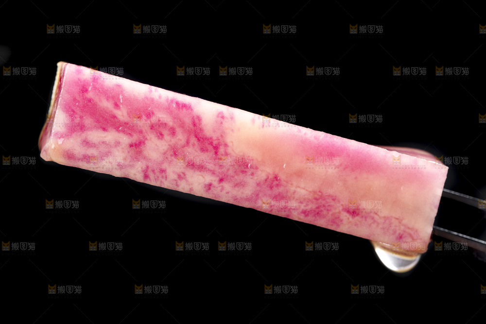 叉子上叉着紫色马铃薯