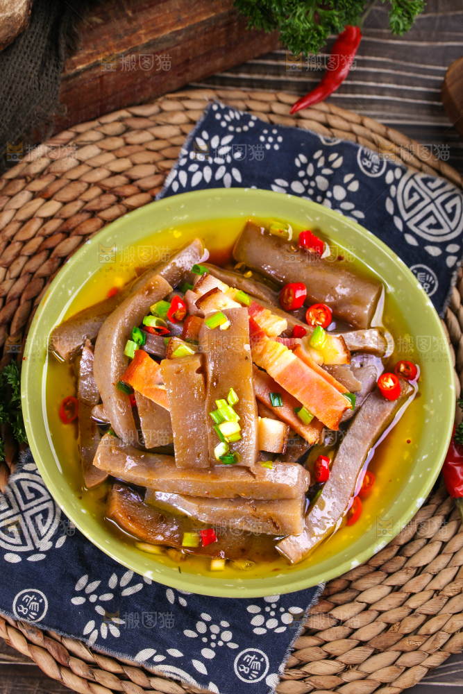 盘里装着凉拌魔芋豆腐