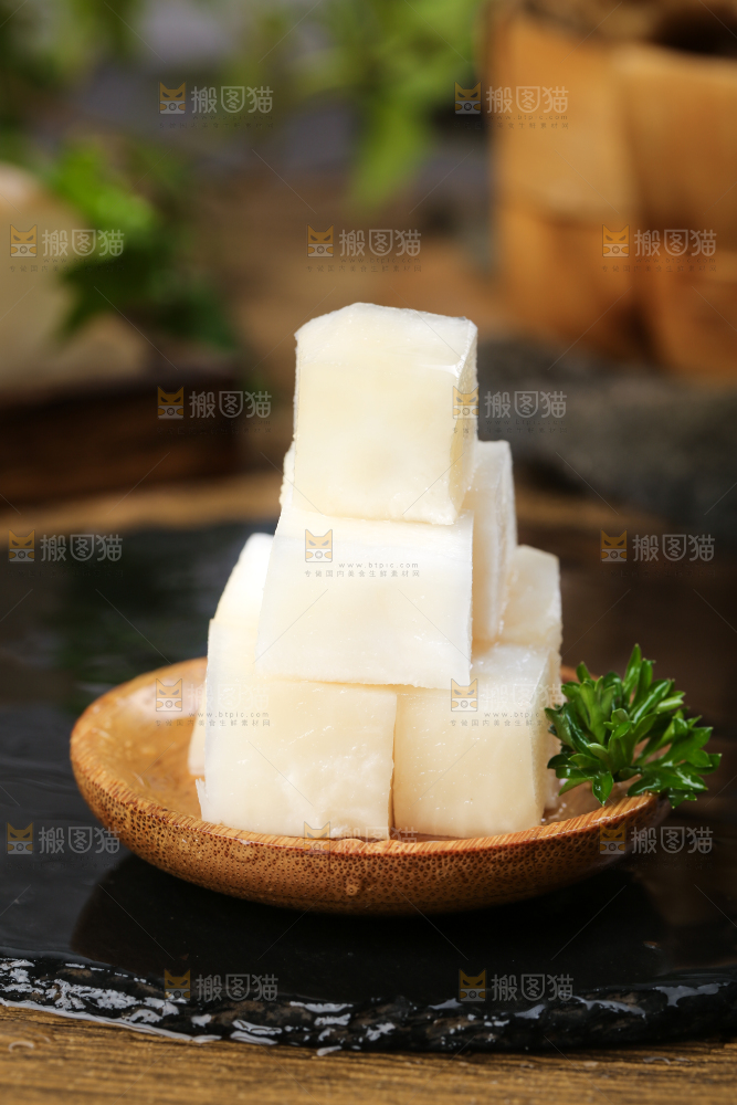石板上摆放着农家洋姜